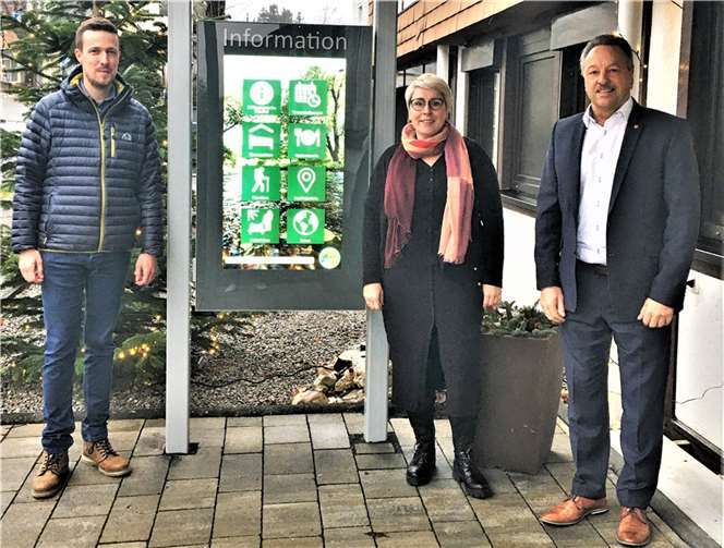Florian Fark, Janine Steinebach und Hans-Werner Breithausen am neuen Info-Terminal. Foto: privat