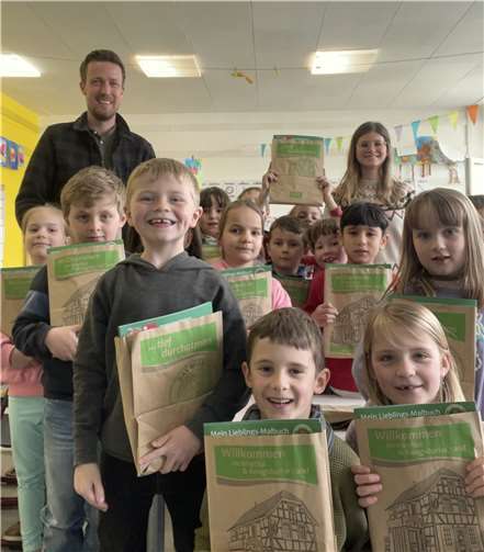 Infos über die Heimat Florian Fark vom Touristik-Verband mit Klassenlehrerin Corinna Schmitt und einigen Kindern der Neuerburg Grundschule Niederbreitbach Foto: Florian Fark