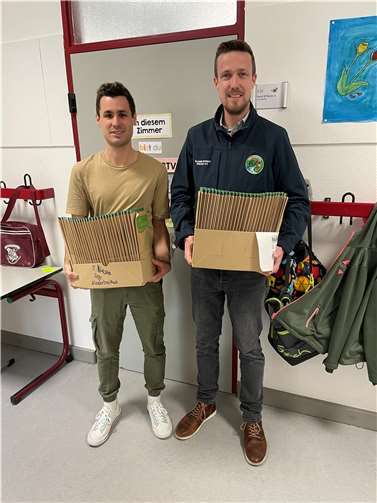 Florian Fark vom Touristik-Verband mit Marius Koenen, Klassenlehrer der 1b an der Grundschule Niederbreitbach.  Foto: Touristik-Verband Wiedtal e.V.