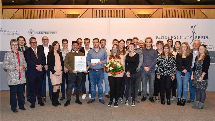 Florian Geith, Landesjugendpfarrer der evangelischen Kirche, nahm den Preis entgegen. Sparkassenverbund