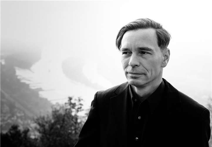 Florian Kalff steht in der Pallotti-Aula auf der Bühne. Privat