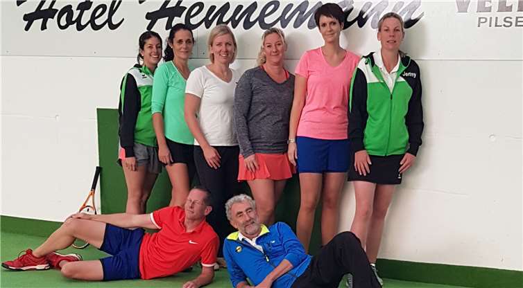 Florian Kluth und Christoph Hilpisch machten die Tennisdamen 30 des TC Steimel fit für die bevorstehende Winterrunde. privat