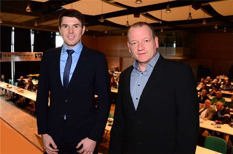 Florian Krings, Vorsitzender des VLF Mayen-Koblenz (l.) gab am Eröffnungstag seinen Abschied als Vorsitzender bekannt. Stadtbürgermeister Gerd Klasen ließ es sich nicht nehmen, am ersten Tag der Landwirtschaftswoche in Polch persönlich vorbei zu schauen.