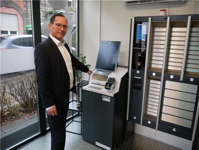 Amt-O-Mat feierlich eröffnet: Verwaltung der VG Vordereifel beweist digitalen Weitblick Florian Kühne ließ sein „Baby“ kaum aus den Augen und erklärte bereitwillig die Funktionsweise