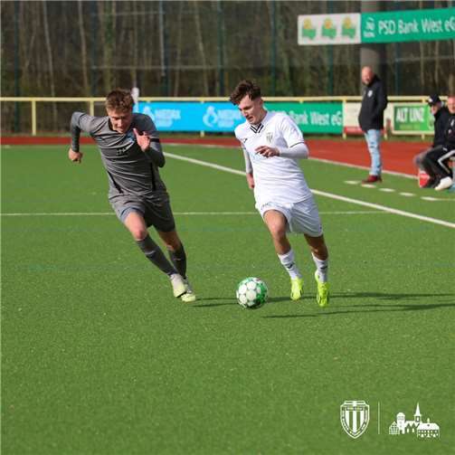 Florian Mamuti im Laufduell mit einem Weitefelder Gegenspieler.