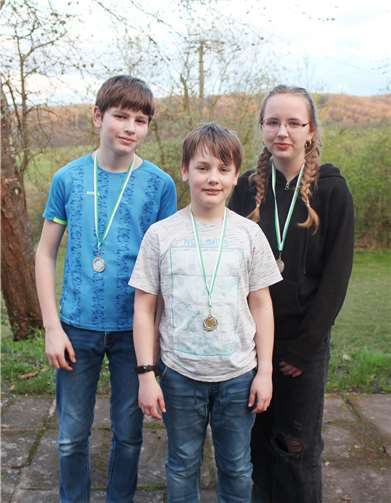 Florian (Mitte) entschied das Tischtennisturnier für sich. Theo (links) und Clara (rechts) belegten die Plätze 2 und 3. Foto: Christian Klein