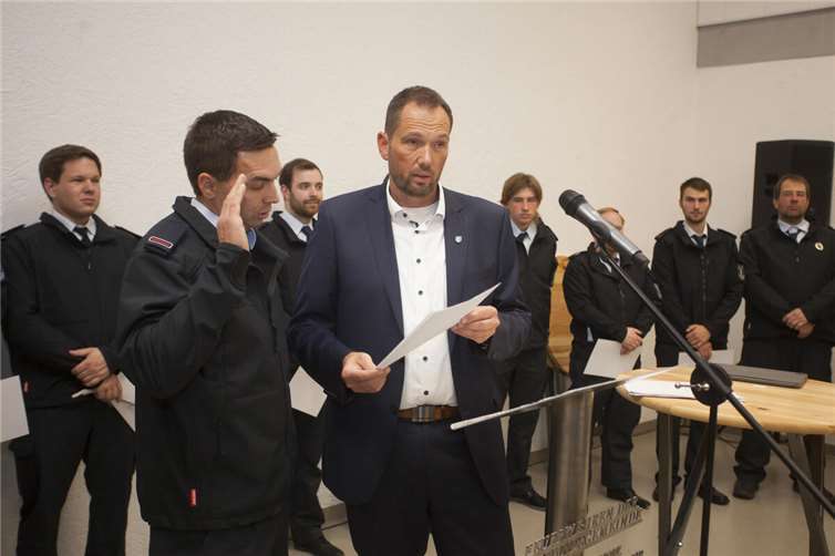 Florian Ohrem wird als neuer Wehrführer der Einheit Dierdorf von Bürgermeister Manuel Seiler vereidigt.