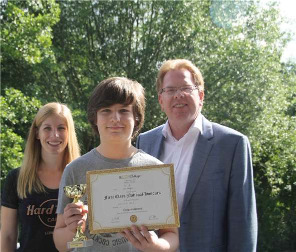 Florian Ruckes (Mitte) erhält Urkunde und Pokal von seiner Englischlehrerin Kerstin Otto (l.) und Schulleiter Marcus Wald (r.).Foto: Sandra Rosa