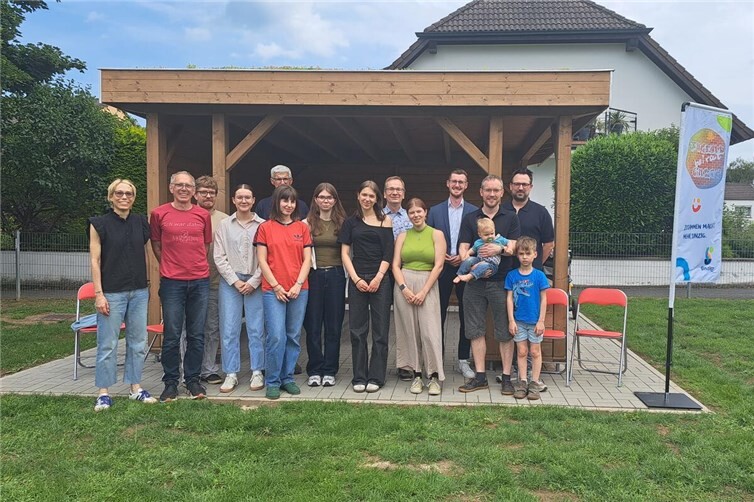 Florian Schneider, Kreissparkasse Ahrweiler, freut sich mit dem Jugendbeirat Sinzig über die Einweihung der Hütte.