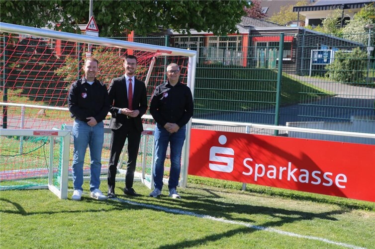 Florian Schneider von der KSK Ahrweiler übergibt die neuen Jugendtore an den Vorstand des TuS Löhndorf