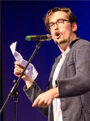 Florian Schreiber gewann einen spannenden Poetry Slam in Selters. Foto: Eckhard Schneider