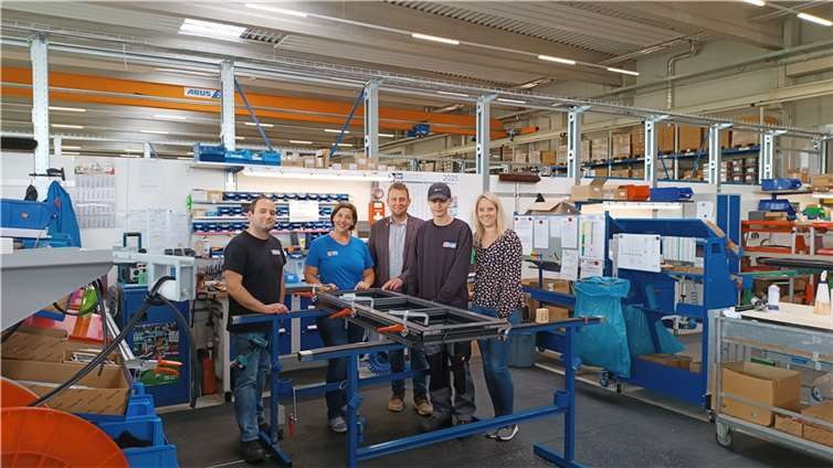 Florian Schulz (Fertigungsleiter Ferger), Katharina Schlag (wfg-Geschäftsführerin), Ralf Lütje (HwK-Coach), Paul (frischgebackener Azubi bei Ferger), Kristin Venter (Geschäftsführerin Ferger) (v.l.). Foto: Handwerkskammer Koblenz/Ralf Lütje