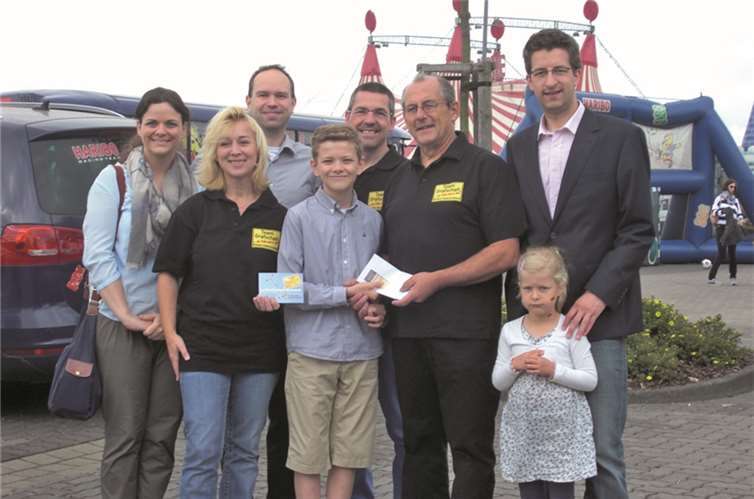 Florian Sperber, der Gewinner des Luftballonwettbewerbes bekam seinen Preis persönlich überreicht.privat