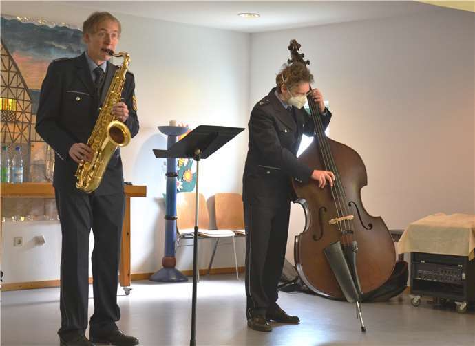 Florian Werther (re.) und Martin Zörb bei ihrem Konzert im Seniorenzentrum.