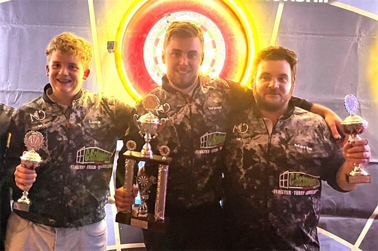 Florian Westhöfer gewann den Siegerpokal.  Seine Mitstreiter Martin Brengmann (re.) und Luca Lebens wurden Zweiter und Dritter.