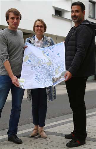 Florian Wichert, Waltraud Leersch und Architekt Feyim Martin Ilgi freuten sich gemeinsam über eine gute und erfolgreiche Sanierung in der Meckenheimer Hauptstraße.StF