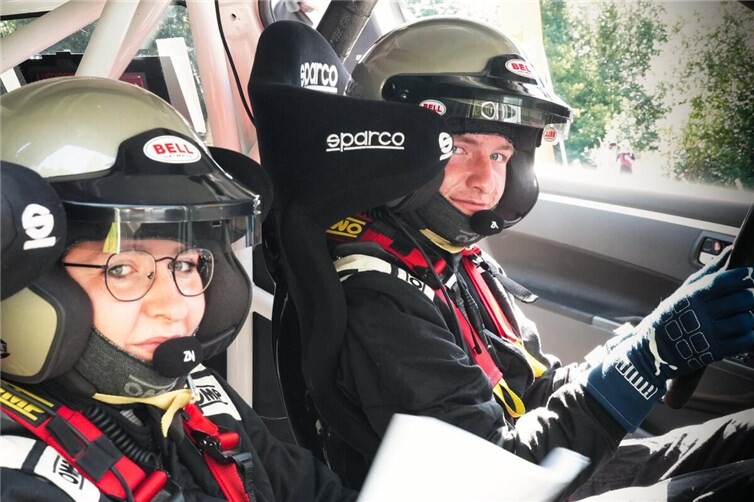 Florian und Charlotte Rauhe im Suzuki Swift #002