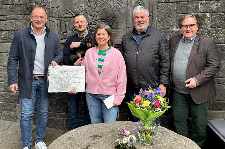 Florian und Rebecca Fischer (2. und 3. von links) freuten sich über die Glückwünsche von Jörg Lempertz (links), Bürgermeister VG Mendig, Stadtbürgermeister Achim Grün (2. Von rechts) und Jürgen Zinken (rechts), Wirtschaftsförderer VG Mendig. 