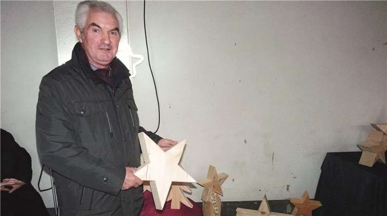 Florin Stoll, der aus gesundheitlichen Gründen zwei Jahre ausgesetzt hatte, war mit seinen Holzschnitzereien vor Ort.