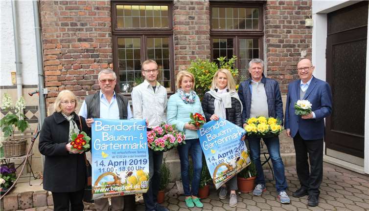 Florist Klaus Döring sowie Vertreter der Stadtverwaltung und der Werbegemeinschaft ‚Blickpunkt Bendorf‘ freuen sich auf die 15. Auflage des Bauern- und Gartenmarktes in der Bendorfer Innenstadt. Fotos: GM