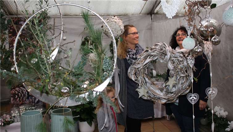 Floristmeisterin Clara Schwarz hält für diegewogene Kundschaft wunderschöne Exponate bereit.