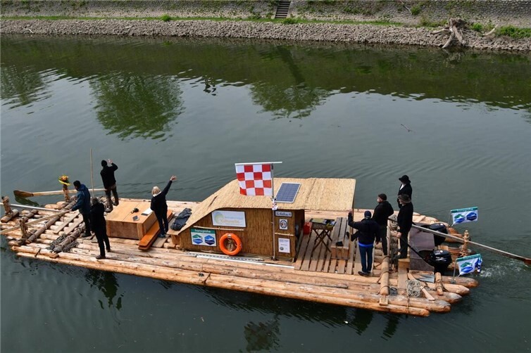 Floß mit Besatzung.