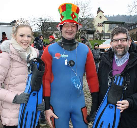 Flossen halten - ja, mitschwimmen - nein. Während Weinkönigin Lisa Aktive und Schaulustige begrüßte, zeichnete Bürgermeister Wolfgang Lambertz für den Startschuss verantwortlich. Foto: TE