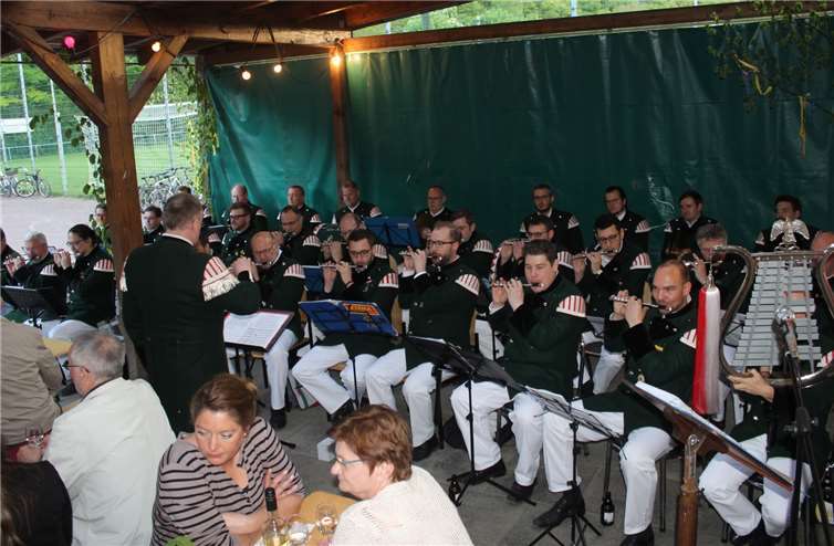 Flotte Klänge im Sportheim: In Walpotzheim begeisterte das Tambourcorps der St. Sebastianus Bürgerschützen-Gesellschaft mit Marschmusik aus mehreren Jahrhunderten.  DU