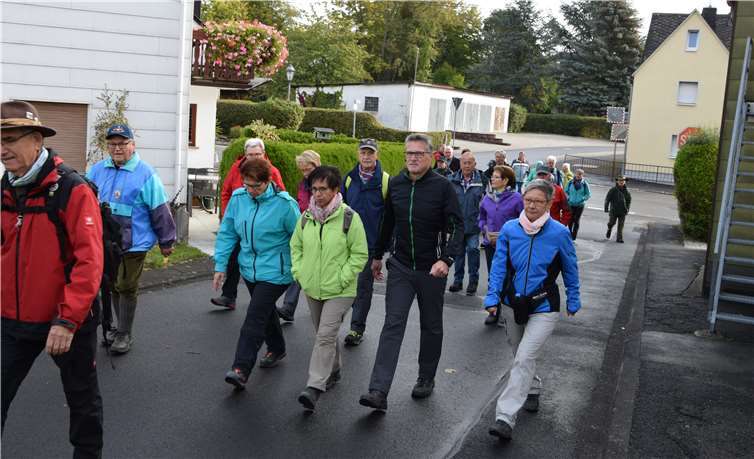 Flotten Schrittes ging es durch die die vier Dörfer, durch Wald und Flur. Privat