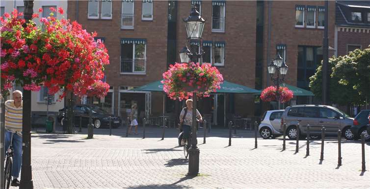 Flower-Baskets zieren auch den Willicher Marktplatz. Foto: privat