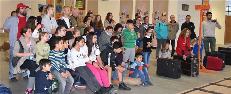 Flüchtlinge und Einheimische aller Altersgruppen nahmen an dem Projekt teil. CAM