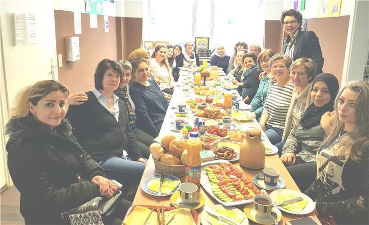 Flüchtlingsfrauen und Flüchtlingshelferinnen treffen sich zum morgendlichen Zusammensein.privat