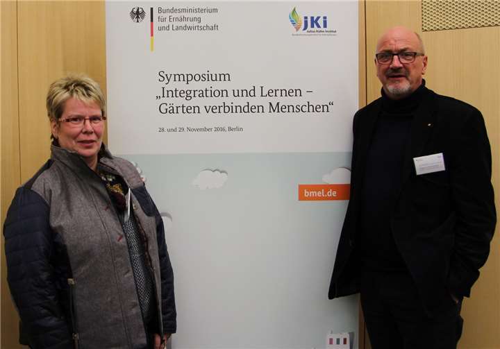 Flüchtlingskoordinatorin Claudia Baur und Jugendpfleger Jürgen Schwarzmann stellten das Projekt „Stadtgarten Adenau“ vor.privat