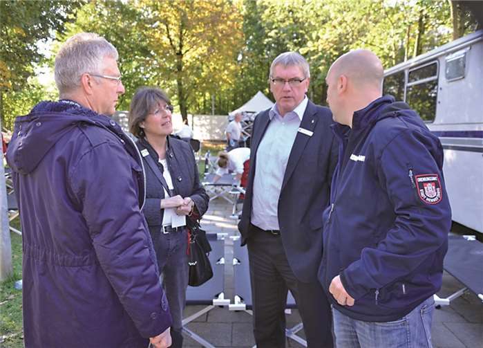 Flüchtlingsunterkunft in Hennef: (V.l.) Bernd Zimmermann, Leiter der Stabsstelle Flüchtlingsangelegenheiten des Rhein-Sieg-Kreises, Kreisdirektorin Annerose Heinze, Landrat Sebastian Schuster und Jochen Breuer, Ordnungsamtsleiter der Stadt Hennef. Rhein-Sieg-Kreis