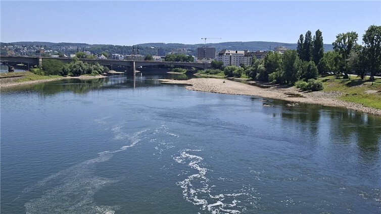 Flüsse wie Rhein und Mosel weisen sichtlich niedrige Stände auf und geben Areale frei, die sonst unter Wasser verborgen bleiben.