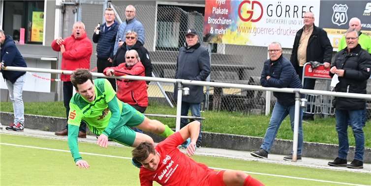Flugeinlage: Leander Mombaur (links), Torschütze zum 1:0 der SG Eintracht Mendig/Bell, wird vom Ellscheider Julien Augarde gestoppt. Foto: SK