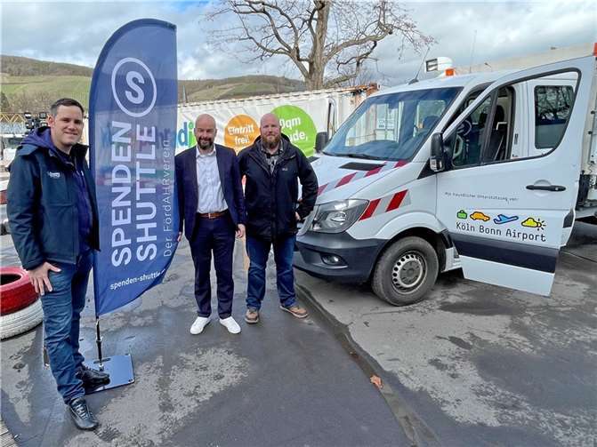 Flughafenchef Thilo Schmid (M.) übergibt mit Flughafenmitarbeiter Fabian Huber (r.), der sich ehrenamtlich im Verein „Spenden-Shuttle“ engagiert, den Kleinbus an den Vereinsvorsitzenden Guido Henseler.  Foto: Köln Bonn Airport