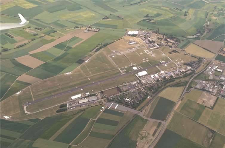 Flugplatz Mendig aus der Vogelperspektive: Vorbereitungen für die Konzerte laufen.