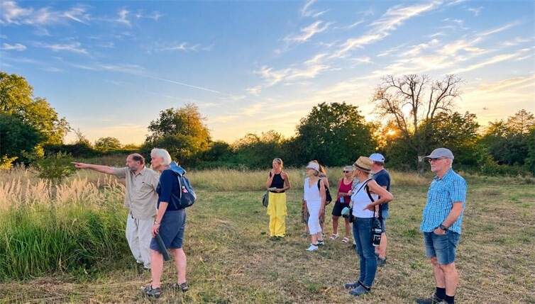 Flurspaziergang mit Jagdpächter Walter Kemp: KlimaFit lernt die Feldflur und ihre Wildtiere aus einer neuen Perspektive kennen.