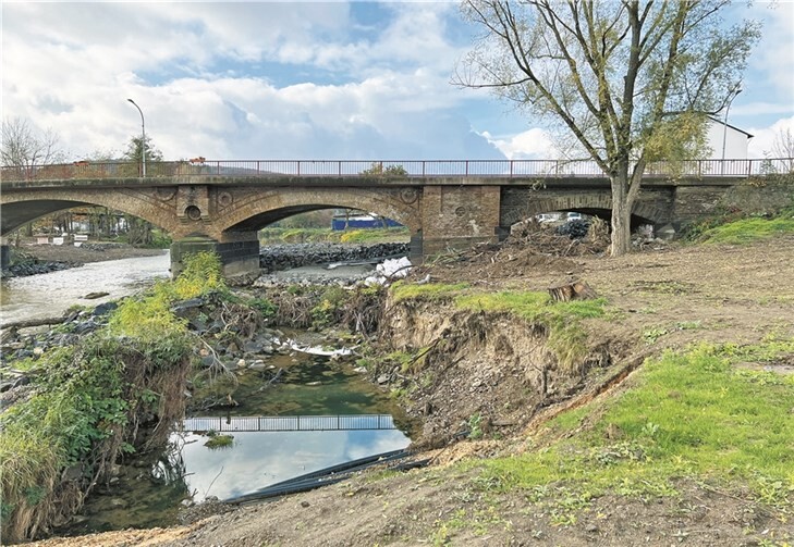 Flutbogen an der Nordseite der Brücke Kölner Straße Anfang August 2021, Niveau Ahrflut.  Quelle: Stadtratsfraktion Bündnis 90/Die Grünen Sinzig