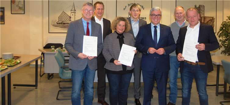 Förderbescheide sind immer wieder gern gesehen (von links): der Ochtendunger Ortsbürgermeister Lothar Kalter, der Bürgermeister der Verbandsgemeinde Maifeld, Maximilian Mumm, die Münstermaifelder Stadtbürgermeisterin Claudia Schneider, der Landtagsabgeordnete Marc Ruland, Innenminister Roger Lewentz, Büroleiter Helmut Führ und der Polcher Stadtbürgermeister Gerd Klasen. Fotos: SK