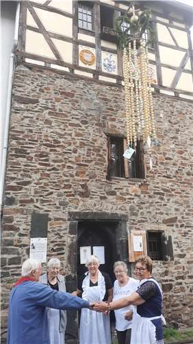 Förderkreis Stadtmauerhäuschen tanzt unter der Eierkrone. Foto: Bernd Geil / Stadtverwaltung Lahnstein