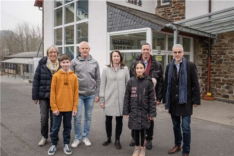 Förderschulrektor Dirk Hansen (3. v. l.) und Personalrätin Ulrike Neugebauer (l.) empfingen zusammen mit den Schülersprechern Jannis Börder (2. v. l.) und Rasan Zakhira (3. v. r.) die Delegation aus dem Kreishaus (Landrätin Cornelia Weigand in der Mitte, rechts davon Werkleiter Jörg Hamacher und Fachbereichsleiter Erich Seul) in der Burgweg-Schule Burgbrohl. Foto: Risse / Kreisverwaltung Ahrweiler