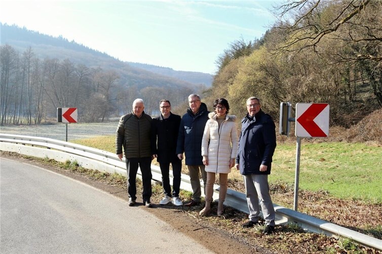 Förderung R.Z.N., Grundlage für Radweg im Vinxtbachtal (v.l.n.r.) Guido Ernst, Marcel Caspers, Oskar Degen, MdL Petra Schneider, MdL Horst Gies.  Foto: privat