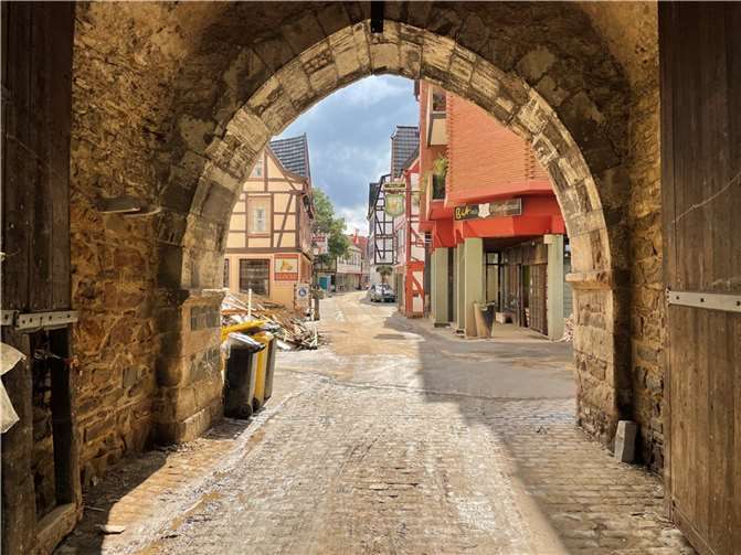 Dorferneuerungsbeauftragte im Flutgebiet unterwegs Förderungen im Rahmen der privaten Dorferneuerung sind in der Regel für Gebäude, die vor 1935 erbaut wurden, möglich. Foto: ROB