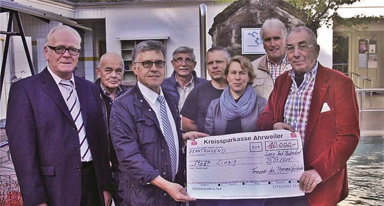 Förderveinsvorsitzender Hans Diedenhofen (r.) überreicht im Besein des Pächterehepaares Riffel (3.u.4.v.r.) Bürgermeister Wolfgang Kröger den Scheck über 10.000 Euro. RÜ