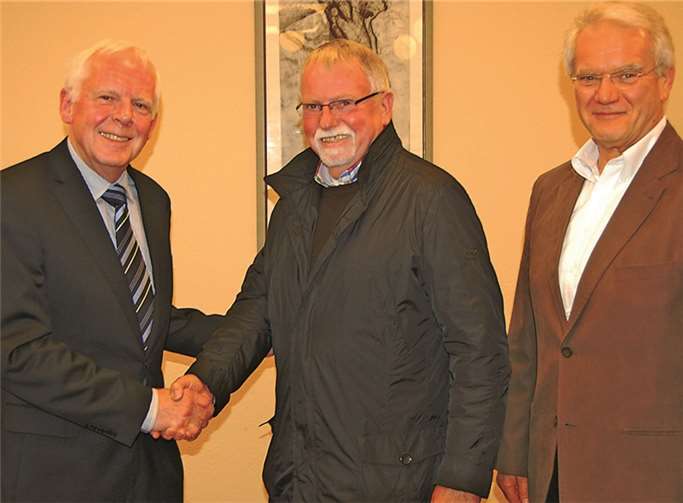 Fördervereins-Vorsitzender Franz-Heiner Butenkemper (links) und Hermannjosef Berg, Leiter des Seniorenzentrums „Marienhaus“ (rechts) gratulieren dem neuen Vorstandsmitglied Werner Heer zu seiner Wahl. FA