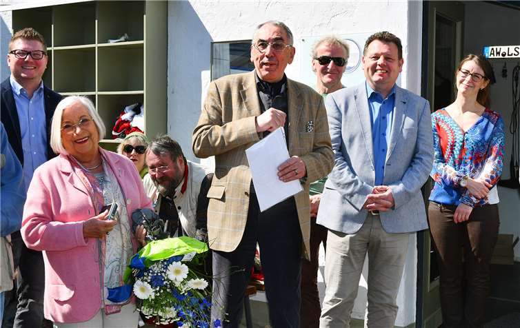 Fördervereinsvorsitzender Hans Diedenhofen (Mitte) und Bad Bodendorfs Ortsvorsteher Alexander Albrecht (Zweiter von rechts) freuten sich über die zahlreich erschienenen Gäste.