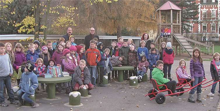 Fördervereinsvorsitzender Herr König bei der Übergabe an einige Lindenschüler und die Schulleitung. privat