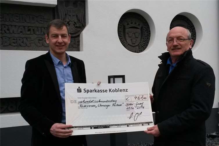 Fördervereinsvorsitzender Peter Kreuz freute sich über die Spende, die Ortsbürgermeister Michael Dötsch überbrachte. privat